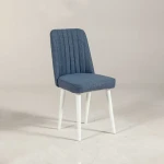 Kalune Design Vina, tamsiai mėlyno audinio ir baltų kojelių valgomojo kėdė